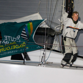 Alex Pella celebra en su barco su proeza. /AGUA Y SAL COMUNICACIÓN