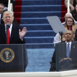 El presidente saliente Barack Obama escucha a Donald Trump durante su primer discurso tras la toma de posesión como presidente de los EEUU. REUTERS/Carlos Barria