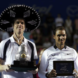 El estadounidense Querrey y el español Rafa Nadal posando con el primer y segundo premio. EFE/ José Méndez