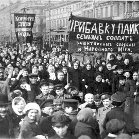 Manifestación contra la guerra. Obreras de la fábrica de Putilov, Petrogrado, 2 de febrero de 1917.