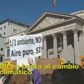 Decenas de jóvenes se manifiestan frente al Congreso contra el cambio climático