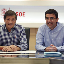 El president de la gestora del PSOE, Javier Fernández, i el seu portaveu, Mario Jiménez. EFE / JAVIER LIZÓN