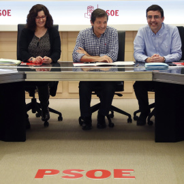El presidente de la Comisión Gestora del PSOE, Javier Fernández (c), acompañado por el portavoz, Mario Jiménez Díaz (d), y la adjunta a Organización, Ascensión Godoy Tena. EFE/Javier Lizón