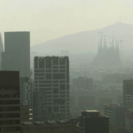 Vista del aire contaminado en Barcelona. EFE/Archivo
