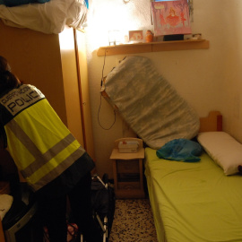 Una agente en la vivienda familiar. CNP