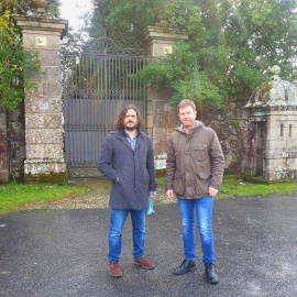Antón Sánchez (izquierda), viceportavoz de En Marea en el Parlamento de Galicia y Benito Portela, alcalde de Sada (derecha). PÚBLICO
