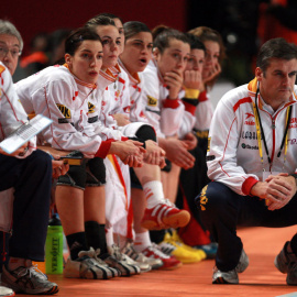 Jorge Dueñas, durante un partido de la selección española femenina de balonmano.