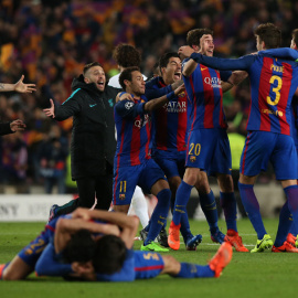 Los jugadores del Barcelona celebran por todo lo alto su histórica remontada ante el PSG. /REUTERS