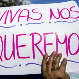 Manifestantes participan en una marcha con motivo del Día Internacional de la Mujer hoy, miércoles 8 de marzo de 2017, en Managua (Nicaragua). Cientos de mujeres nicaragüenses se manifestaron hoy en Managua a favor de la igualdad de género,