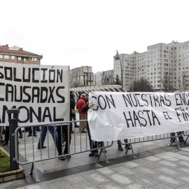 Cerca de un centenar de personas se concentraron el lunes a las puertas de los juzgados de Burgos, tras dos pancartas con los lemas "Absolución encausados Gamonal" y "Con nuestras encausadas hasta el final".- EFE