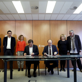 El presidente de la Comisión Gestora del PSOE, Javier Fernández, y el primer secretario del PSC, Miquel Iceta, durante la firma en la sede de Ferraz, del protocolo de relaciones entre ambas formaciones políticas.EFE/Sergio Barrenechea