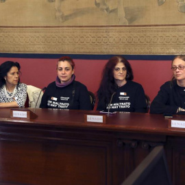 La cantante Cristina del Valle (i) acompaña a Martina, Susana y Sara, de la la Asociación Ve-la luz que se encuentran en huelga de hambre desde el pasado 9 de febrero en la madrileña Puerta del Sol para defender un conjunto de propuestas co
