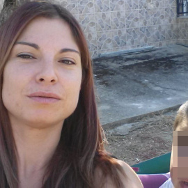 Mónica junto a su hijo de 8 años. PÚBLICO