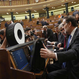 Rajoy en el Parlamento, dispuesto a afrontar la sesión de control. | JAVIER LIZÓN (EFE)