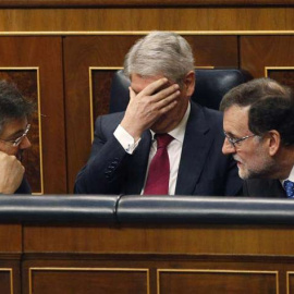 l presidente del Gobierno, Mariano Rajoy,d., y los ministros de Justicia, Rafael Catalá,iz., y de Exteriores, Alfonso Dastis,c., durante la sesión de Control al Gobierno que se celebra hoy en el pleno del Congreso de los Diputados. | JAVIER