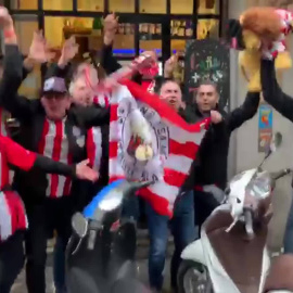 La afición del Athletic anima a su equipo en Granada