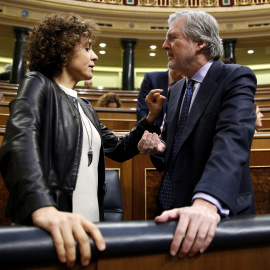 La ministra de Sanidad, Dolors Montserrat,iz., y el de Cultura, Íñigo Méndez de Vigo, en el Congreso de los Diputados, donde  se celebra en sesión plenaria la sesión de control al Gobierno. EFE/Sergio Barrenechea