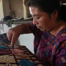 Con las ganancias de las alfombras, Glendy Mendoza ha podido mejorar su casa y alimentar a sus hijos. - PABLO L. OROSA
