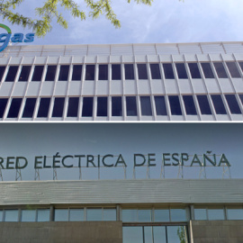 Los logos de Enagas y de REE en sus respectivas sedes en Madrid.