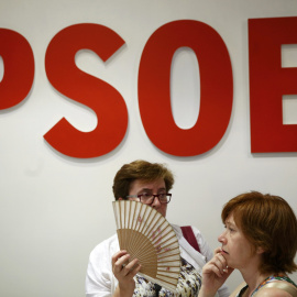 Afiliadas socialistas en la sede de la madrileña calle Ferraz, en la noche electoral del 26-J. REUTERS