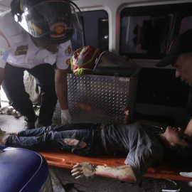 Una menor es ingresada en la unidad de emergencias del hospital San Juan de Dios, en Ciudad de Guatemala (Guatemala), tras el incendio en un centro de menores de Guatemala. EFE/Danilo Ramirez