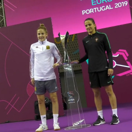 Clàudia Pons y Ana Luján posan con la copa del primer Europeo Femenino de Fútbol Sala