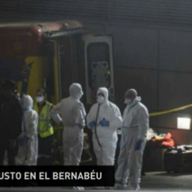 Agentes de TEDAX en el exterior del Santiago Bernabéu. /LA SEXTA DEPORTES