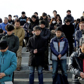 Sobrevivientes del terremoto y tsunami de Fukushima hacen un minuto de silencio para conmemorar el sexto aniversario de los hechos.EFE/ KIMIMA SA MAYAMA
