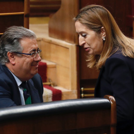 El ministro del Interior, Juan Ignacio Zoido, conversa con la presidenta del Congreso, Ana Pastor, durante el pleno en la Cámara Baja. EFE/Zipi