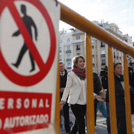 La portavoz del PP en el Ayuntamiento de Madrid, Esperanza Aguirre, durante la visita que realizó a las obras del carril bici en una calle de Madrid.EFE/Javier Lizón