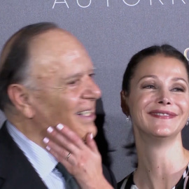 Esther Doña, paseo cómplice con un acompañante por las calles de la capital