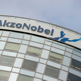 El logo de la empresa química AkzoNobel en su sede en  Amsterdam. REUTERS/Robin van Lonkhuijsen