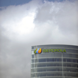 El logo de Iberdola en lo alto del rascacielos de Bilbao donde tiene su sede la eléctrica.