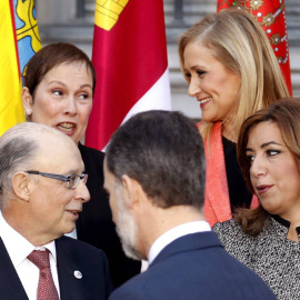 La presidenta de Andalucía, Susana Díaz, conversa con el ministro de Hacienda, Cristóbal Montoro, en presencia del rey Felipe VI, antes de posar para la foto de familia de la Conferencia de Presidentes. Detras, la presidenta madrileña Crist