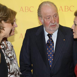 El rey Juan Carlos conversa con la ministra de Defensa, María Dolores de Cospedal, y otras ministras en la entrega de un premio taurino. | JUANJO MARTÍN (EFE)