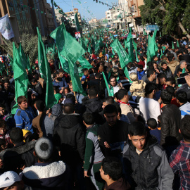 Seguidores del movimiento palestino Hamas con banderas de la organización en la marcha para celebrar el 29 aniversario de su fundación. AFP/Mohammed Abed