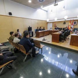 egunda jornada del juicio oral contra doce jóvenes acusados de sendos delitos de desórdenes públicos y atentado, por su presunta participación en los disturbios registrados en el barrio de Gamonal. | SANTI OTERO (EFE)