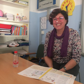 La maestra Josefa Suárez en el colegio público sevillano Gloria Fuertes. PÚBLICO