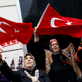 Manifestantes turcos ante la Embajada holandesa en Estambul. REUTERS/Murad Sezer