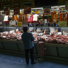 Una mujer hace la compra en un mercado de Madrid. EFE