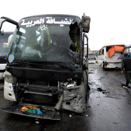 Autobús dañado por el atentado suicida de Damasco. REUTERS/ Omar Sanadiki
