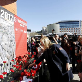 La presidenta de la Comunidad de Madrid, Cristina Cifuentes y la alcaldesa, Manuela Carmena en el homenaje a las víctimas del 11M. EFE/Sergio Barrenechea