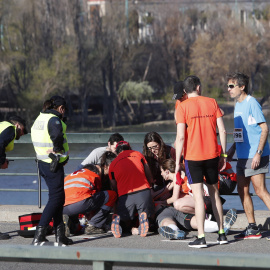 Un hombre de 55 años ha fallecido este domingo tras desplomarse cuando participaba en la XX edición del medio maratón Ciudad de Zaragoza. EFE/Javier Belver