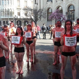 Protesta de los animalistas en Valencia contra la fiesta de los toros en las fallas. EUROPA PRESS