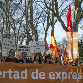 Cerca de 300 personas se han manidestado hoy en Madrid para apoyar el autobús tránsfobo de la asociación ultra Hazte Oir. /EFE