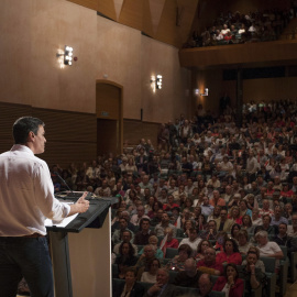 Pedro Sánchez, durante su acto político en el Palacio de Congresos de Cádiz, donde ha estrenado el que será su eslogan en la campaña de las primarias: "Sí es sí". EFE/Román Ríos
