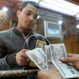 Un hombre cambia dólares por libras egipcias en una oficina de  cambio de moneda en el centro de El Cairo. REUTERS/Mohamed Abd El Ghany