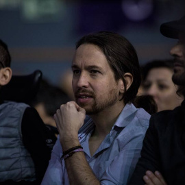 Pablo Echenique y Pablo Iglesias siguen las intervenciones de sus discursos. | JAIRO VARGAS