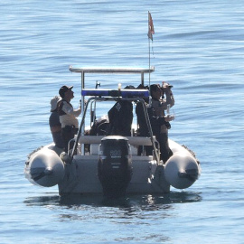 La policía Local de Benidorm observa la actuación de la Policía Autonómica en la isla de Benidorm. AIP-Agencia