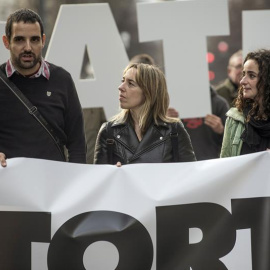 Sandra Berrenetxea, cuyo caso de torturas se juzgará esta próxima semana, en una manifestación que la izquierda abertzale celebró en reconocimiento de quienes fueron torturados. EFE/Miguel Toña